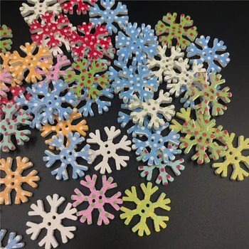 50pcs/veľa Vianočné dekorácie, krásne Farby snowflake drevené pre šitie Remeselné Príslušenstvo Scrapbooking Tlačidlá