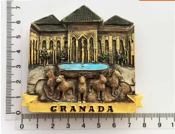 Chladnička magnet pre lev súd turistické suveníry v Alhambra Palace v starovekom španielskom meste Granada